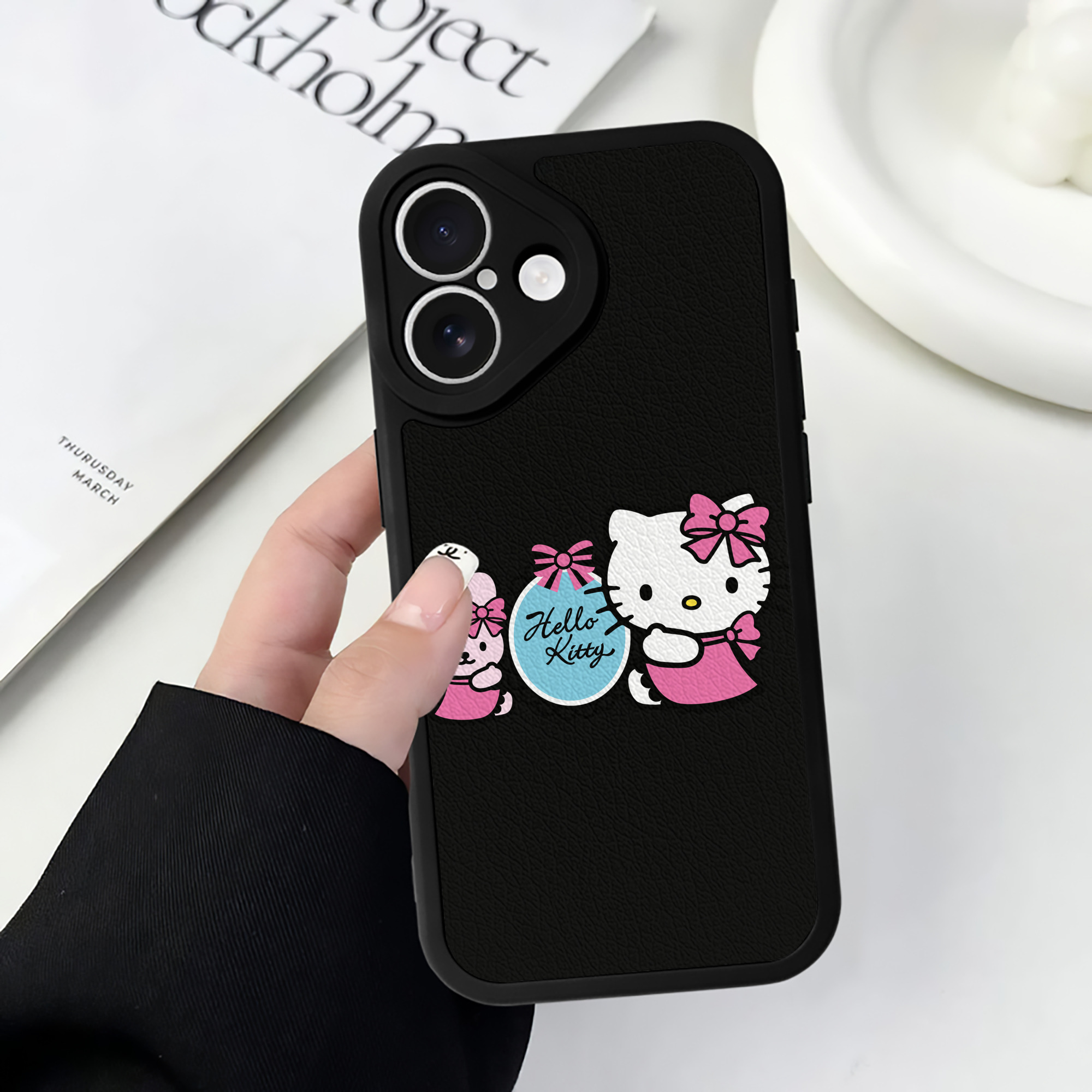 （画像用） Hello Kitty ハローキティ 【iPhone 16シリーズ対応】シリコンスマホケース（レザー調） 材質：シリコン